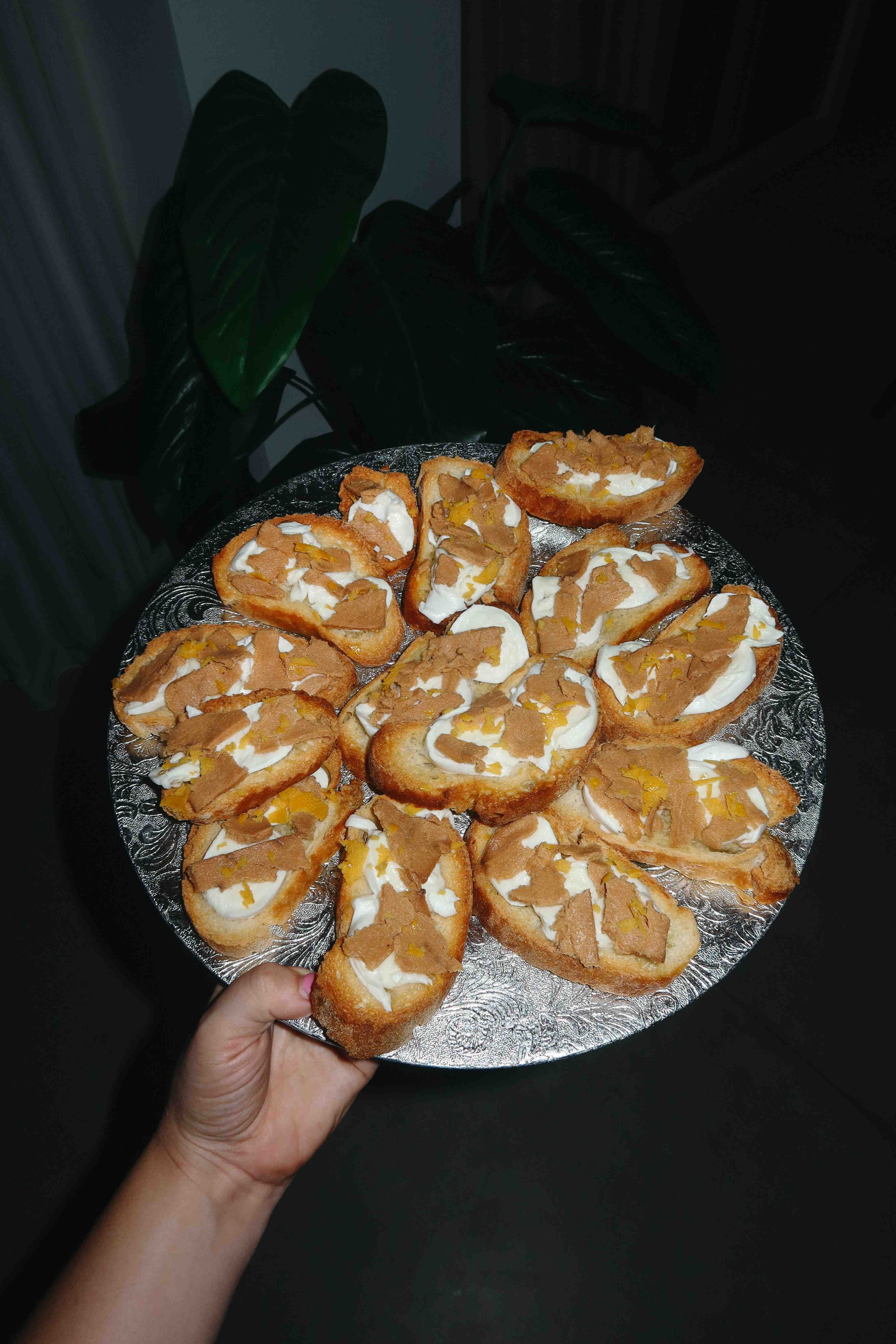 Bruschetta con mozzarella di bufala e bottarga 